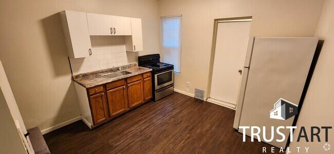 Building Photo - 3 bedroom house with backyard and basement.