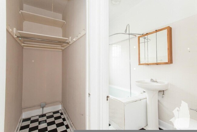 Photo - 622 W Cornelia Ave