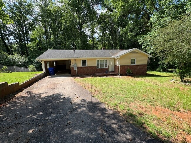 Building Photo - Great Location in Greenville 3 Bedroom 1.5 Bath  Minutes from Augusta Road and Downtown!!