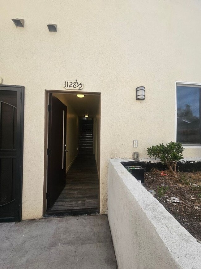 1128 E 28th St Unit 28(1128 1/2BW)