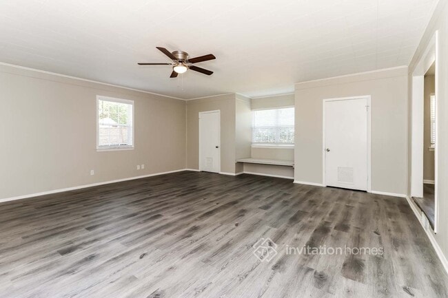 Photo - 310 E Huitt Ln