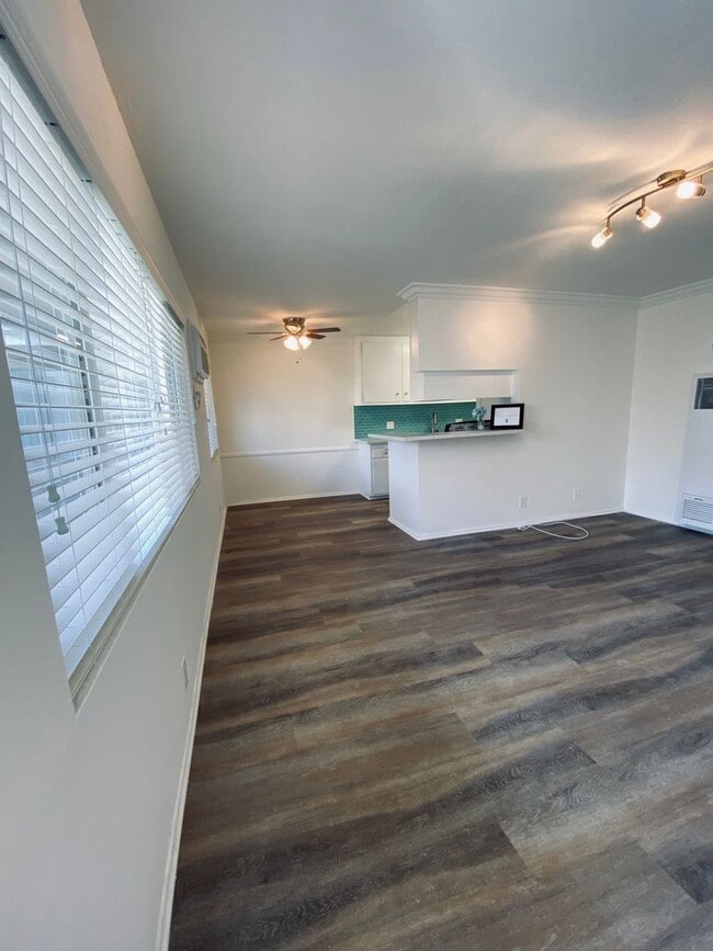 Photo - 15114 Dickens St.