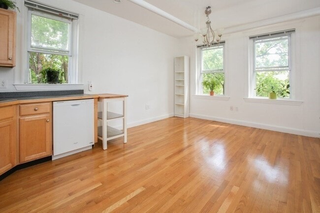 Building Photo - 151 Mason Ter Unit B Rental