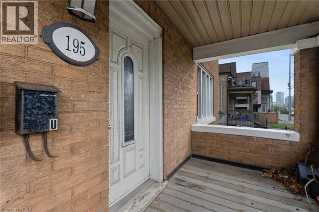 Photo - 195 Victoria St N