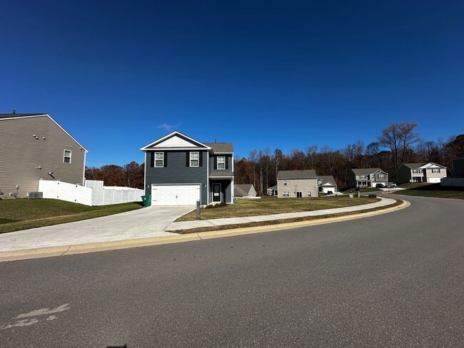 Building Photo - E. Morristown - 3 bed/2.5 bath home with garage