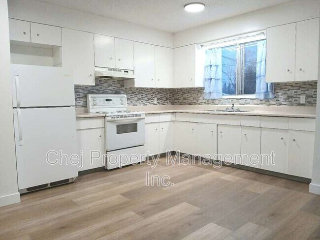 Photo - 15424-15499 99 Ave NW