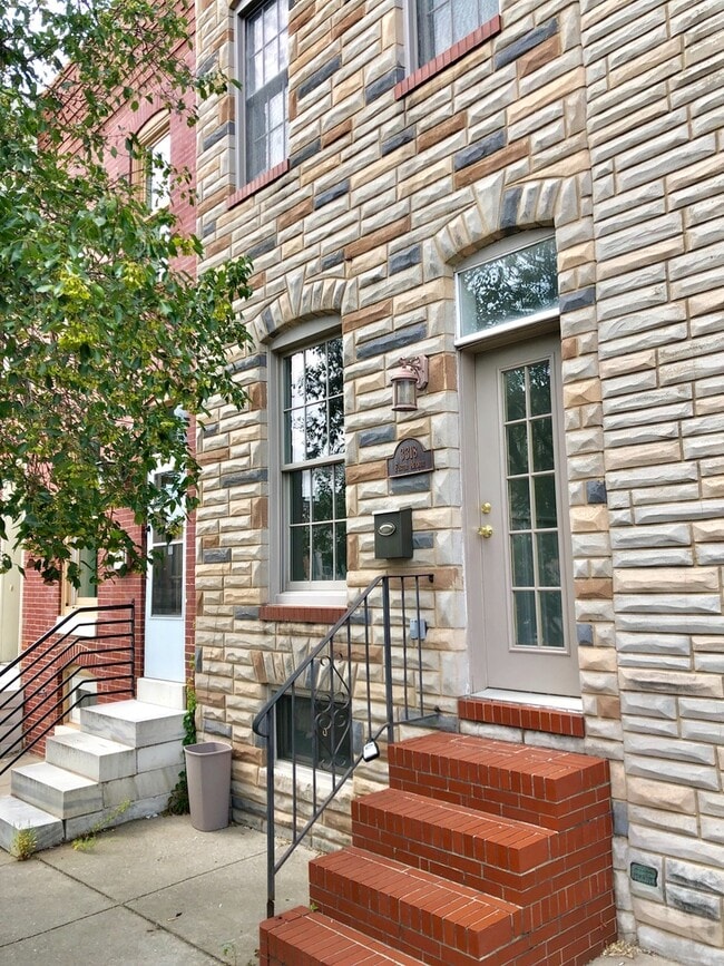 Building Photo - Charming 3BD/3BA in Canton Townhome w/ Par...