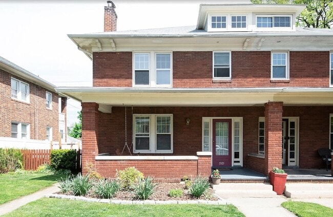 Building Photo - Spacious 3 Bedroom Duplex