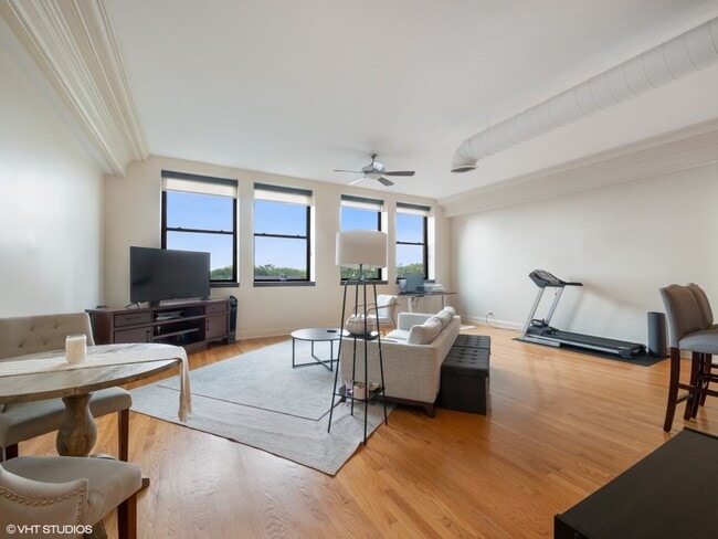 Living room with West Facing View - 3323 N Paulina St Unit 4G