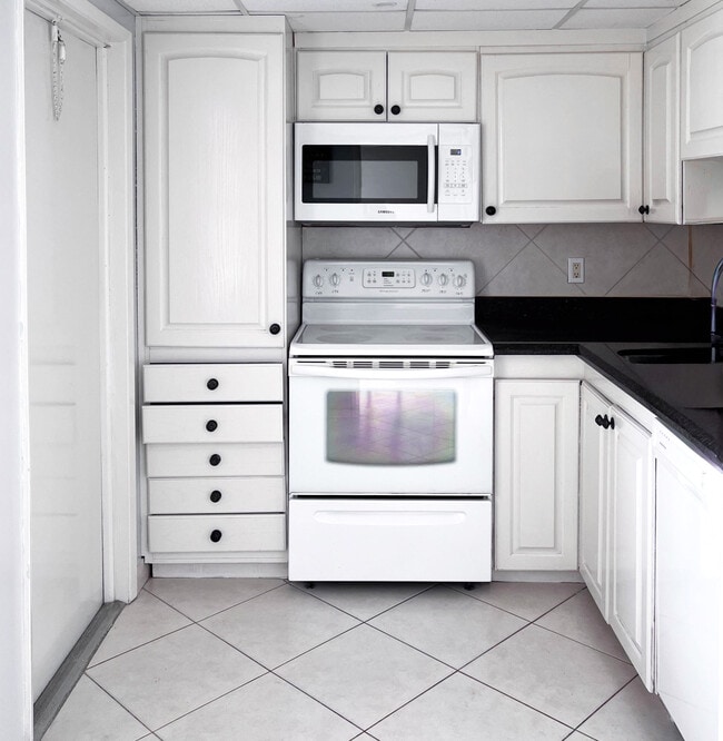 Photo - 3150 N Palm Aire Dr Unit Big 2-2 Apartment