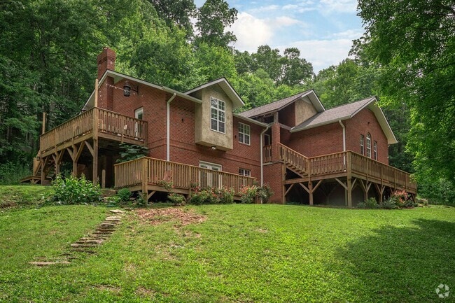 Building Photo - Mountain Retreat! -Bonus Spaces! Rental