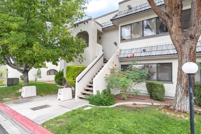 Building Photo - Two bedrooms, two bath single-story condo ...