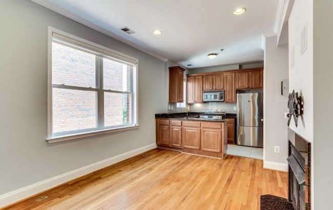 Large open concept unit - 1438 Columbia Rd NW Unit 404 Rental