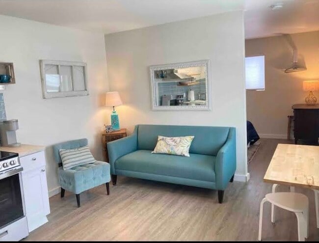 Building Photo - 2400 Washington St Unit Studio3