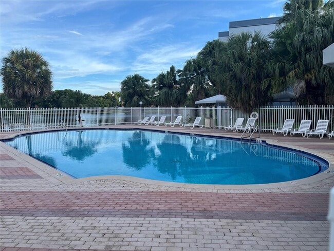 Photo - 9365 Fontainebleau Blvd Unidad E221