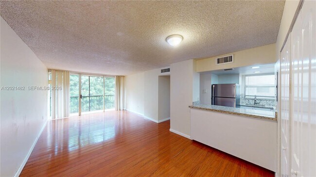 Building Photo - 8860 Fontainebleau Blvd Unit 405