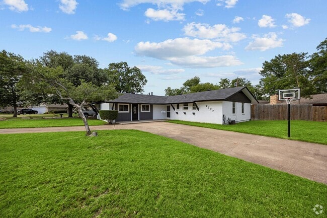 Building Photo - 2227 Greenbrier Dr Rental