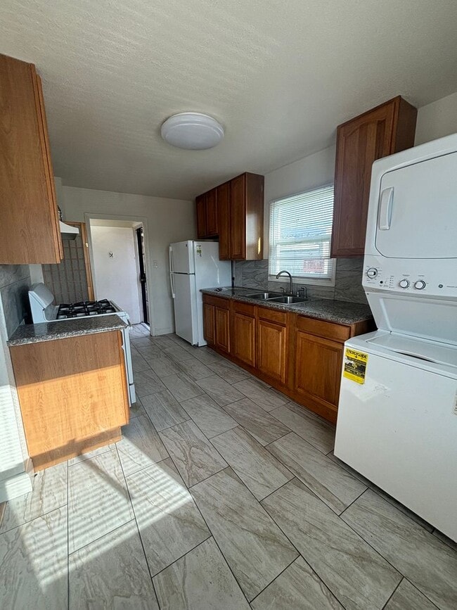 Building Photo - 6614 Bancroft Ave Unit #6616