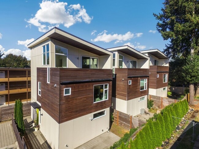 Building Photo - Lovely Ravenna 3bdrm/2.5 bath detached townhome with 2 parking spaces. - Available 8/1