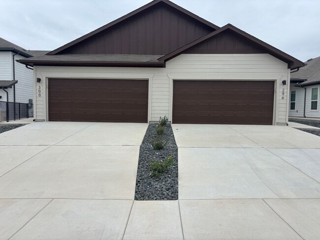 Building Photo - Want luxury living in the Far West ...Look no further...Amanda Park is it