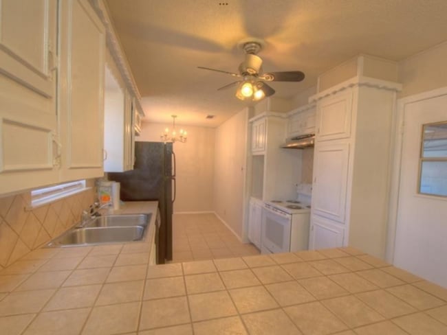 Photo - 801 Canyon Ridge Dr