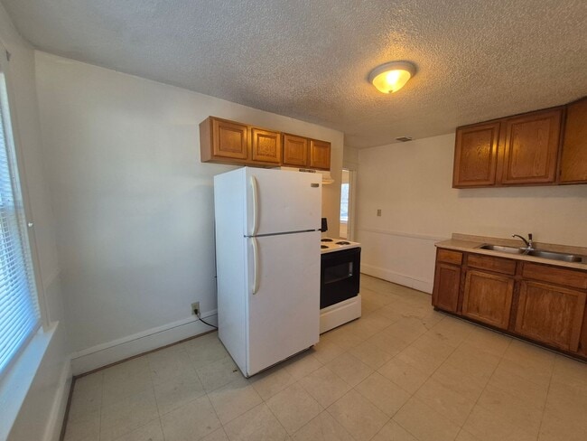 Building Photo - 661 Orange Ave E Unit 2