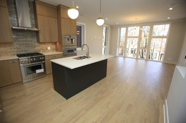 Building Photo - 1029 N Winchester Ave