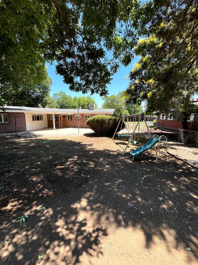 Photo - HUGE 4bd 4bth with Finished Basement and 2 Kitchens!!