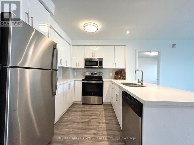 Photo - 460 Belmont Ave W