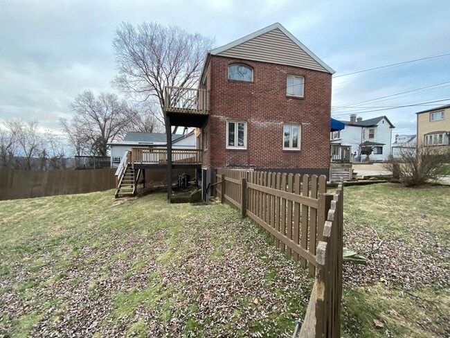 Building Photo - Loft Style Single Family Home - HUGE Yard