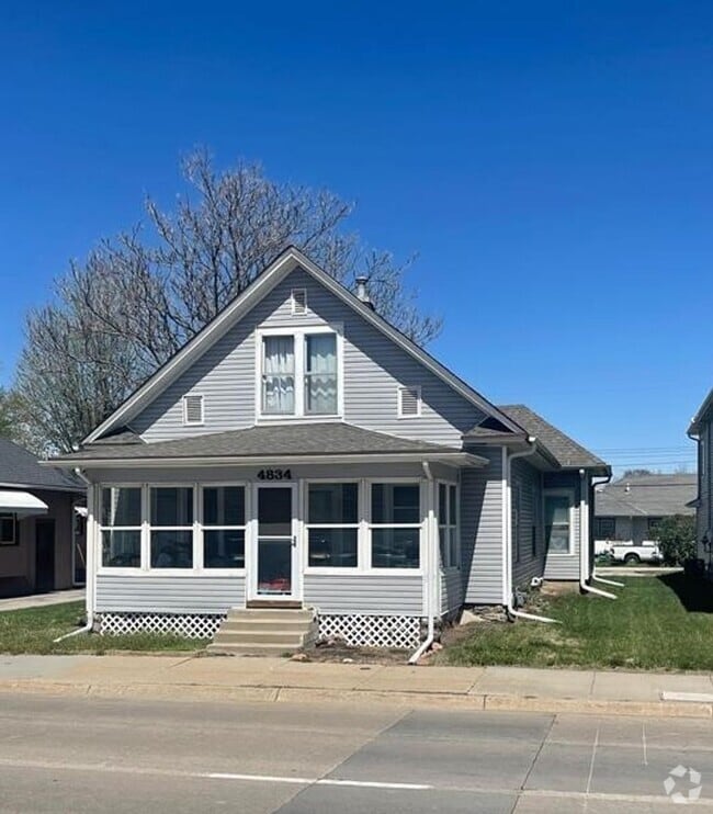 Building Photo - Spacious 4-Bed Home Near Schools with Back...