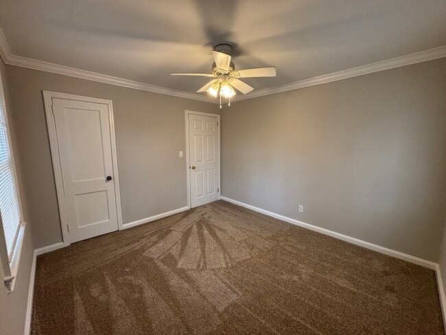 Photo - 718 Trout St