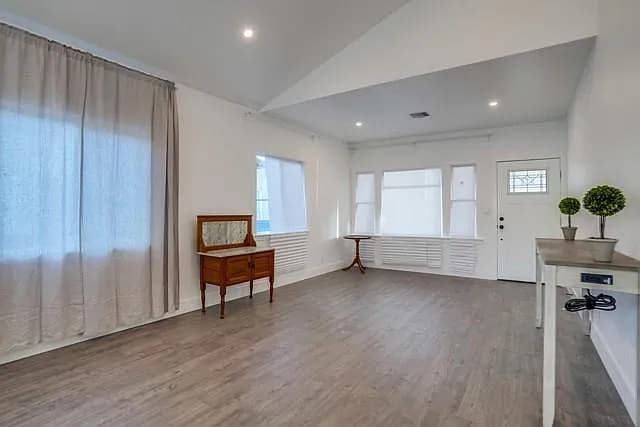 Photo - 356 W 15th St