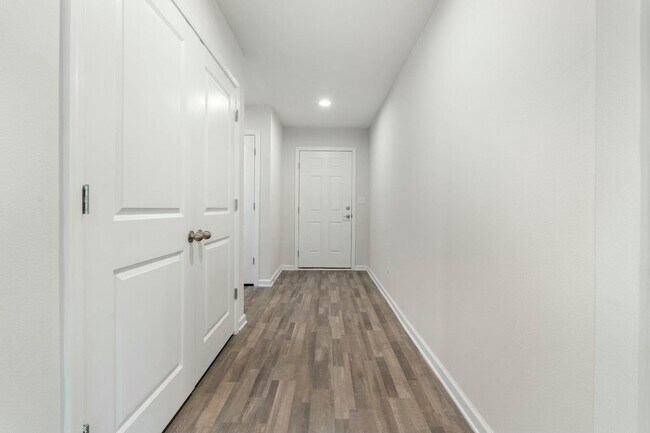 Photo - 610 Riverwalk Cir