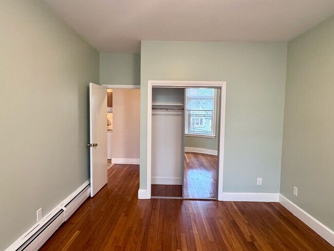 Photo - 2 BED WITH BALCONY IN BROOKLINE'S WASHINGTON SQUARE!! HT/HW INCLUDED!
