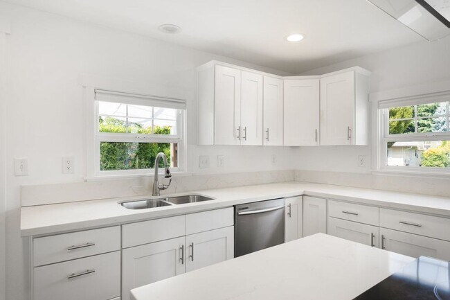 Photo - Charming Two Bedroom Haven in SE Portland!