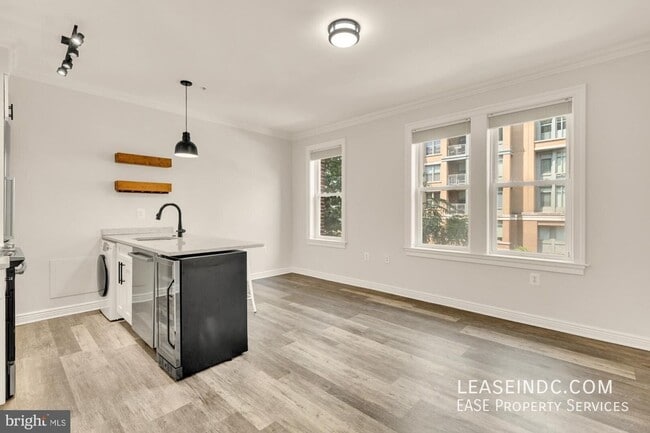 1121 24th St NW Unit 209