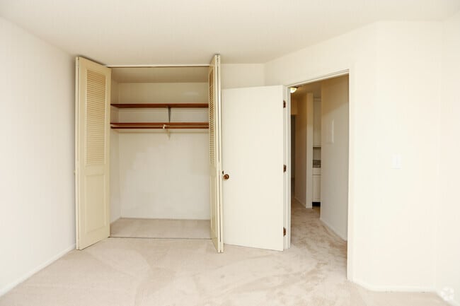 2BR, 1BA - 862 SF