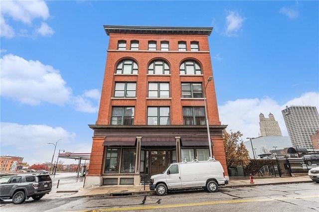 Building Photo - 609 Central St