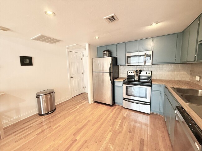 Building Photo - 2016 Main St Unit 1415 Rental