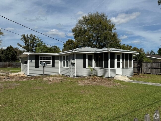 Building Photo - Remodeled 3/2 in the Heart of Gainesville! Rental