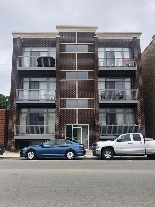 Building Photo - 6109 N Elston Ave Unit 1S
