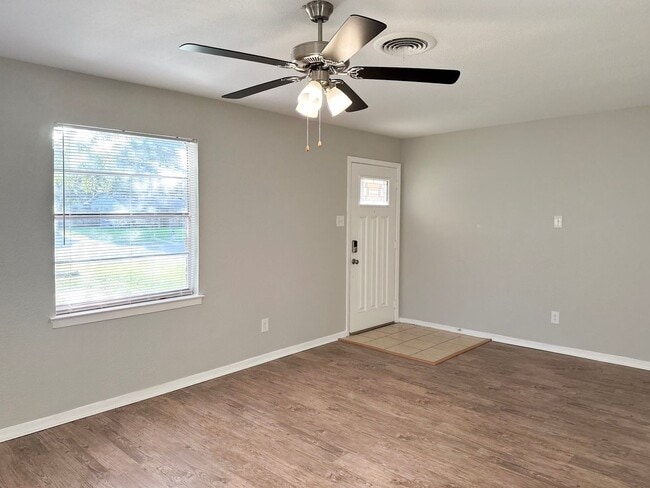 Building Photo - 4 Bedroom / 2 Bath / 2 Car Garage