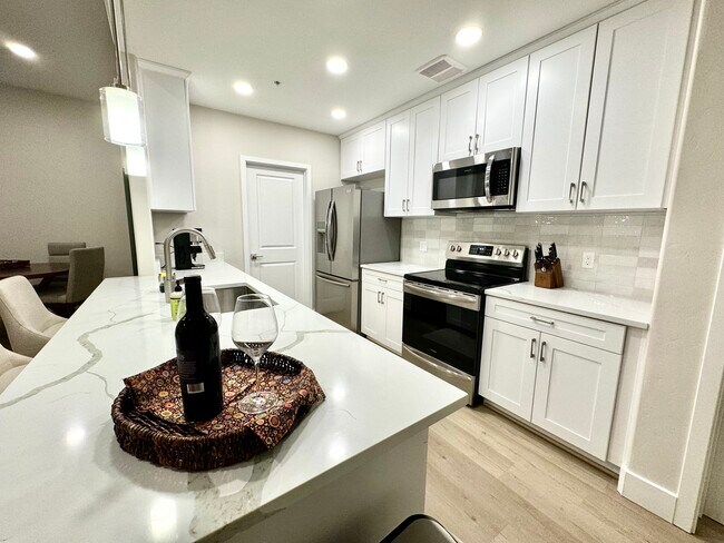 Full kitchen - new stainless oven, microwave, refrigerator, dishwasher. - 2040 E River Rd Unidad 202