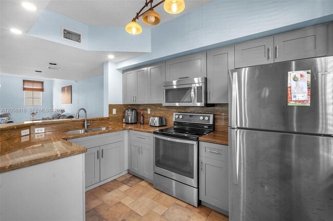 Building Photo - 2845 NE 185th St Unit 903