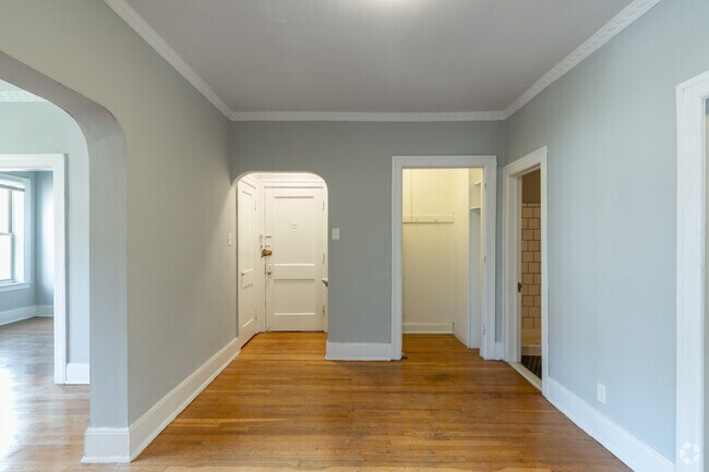 1BR, 1BA - 750SF - Dining Room - Wellesley