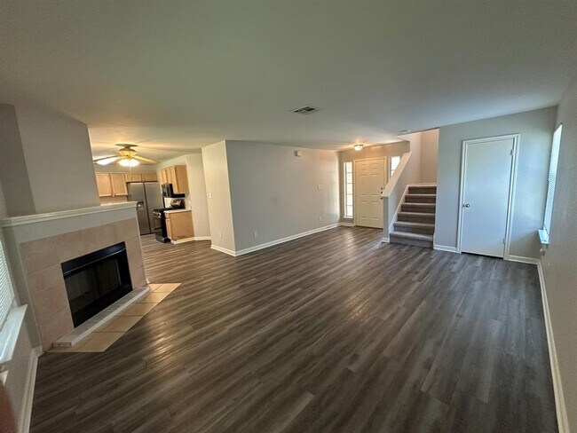 Photo - 1917 White Oak Cir