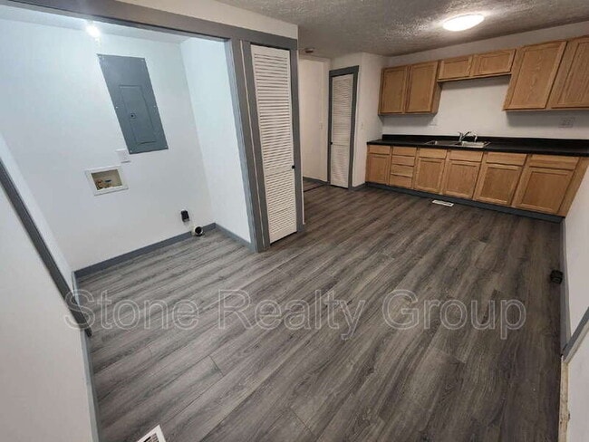 Photo - 1265 E High St