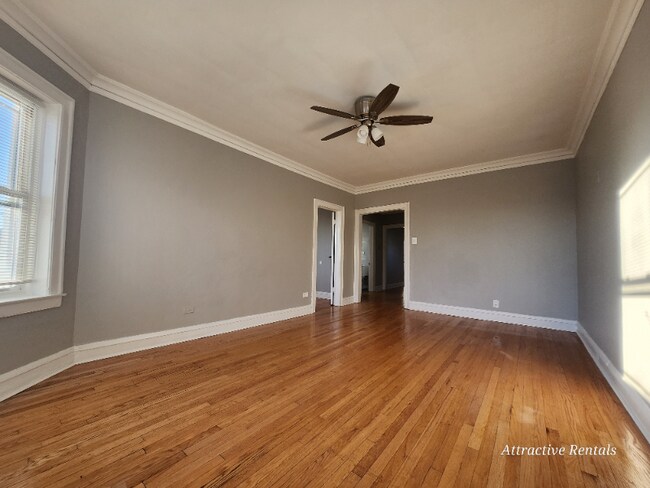 Photo - 652 E 81st St