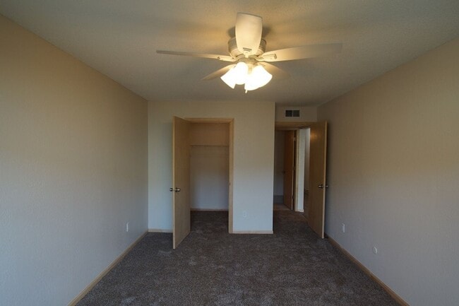 Building Photo - Remodeled 1BR Walk In Closet Unit 213